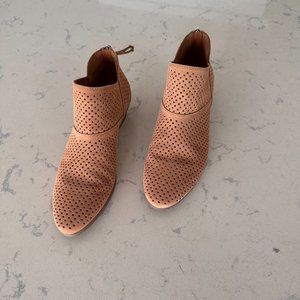 Kenneth Cole Bootie in camel color